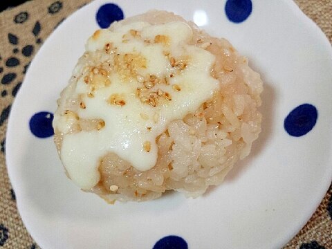 炊き込みご飯のチーズごま焼きおにぎり＊